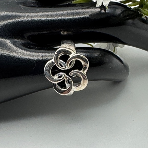 Sterling Silver Flower Ring - Picture 3 of 10